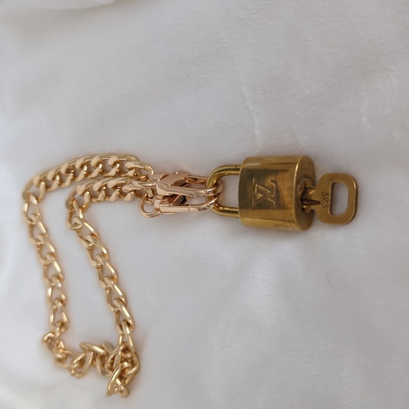 AUTHENTIC LOUIS VUITTON LOCK AND KEY WITH GOLD TONE UNBRANDED CHOKER NECKLACE - Picture 1 of 4